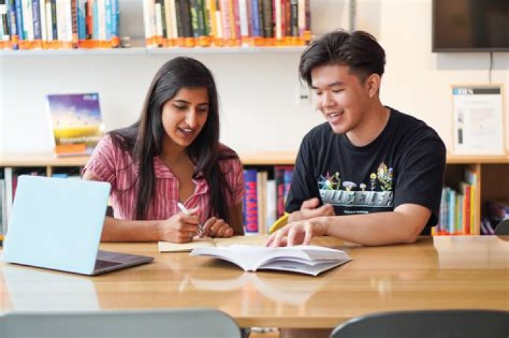 DIS - Study Abroad Programs & Reviews